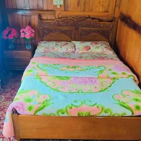 Houseboat Young Wild Rose Srīnagar エクステリア 写真