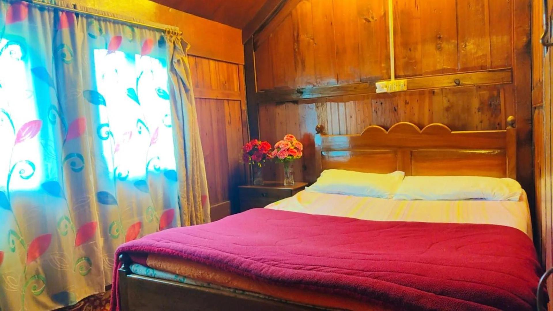Houseboat Young Wild Rose Srīnagar エクステリア 写真