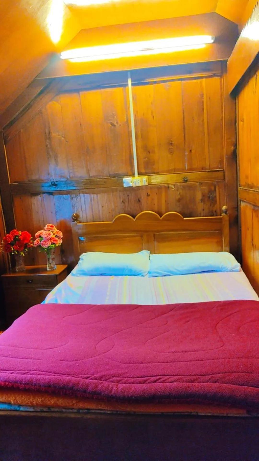 Houseboat Young Wild Rose Srīnagar エクステリア 写真