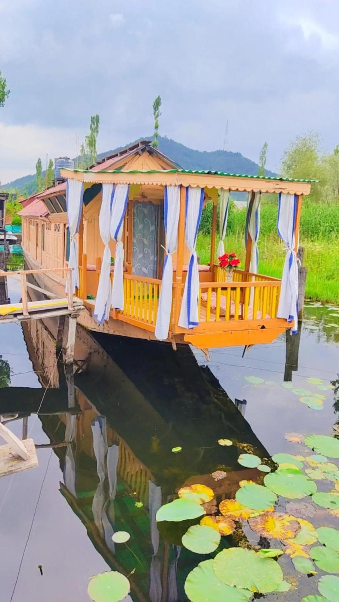 Houseboat Young Wild Rose Srīnagar エクステリア 写真