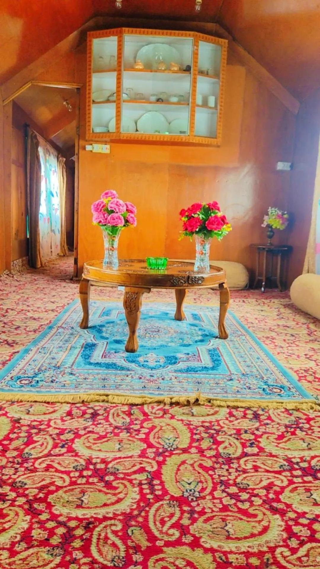 Houseboat Young Wild Rose Srīnagar エクステリア 写真