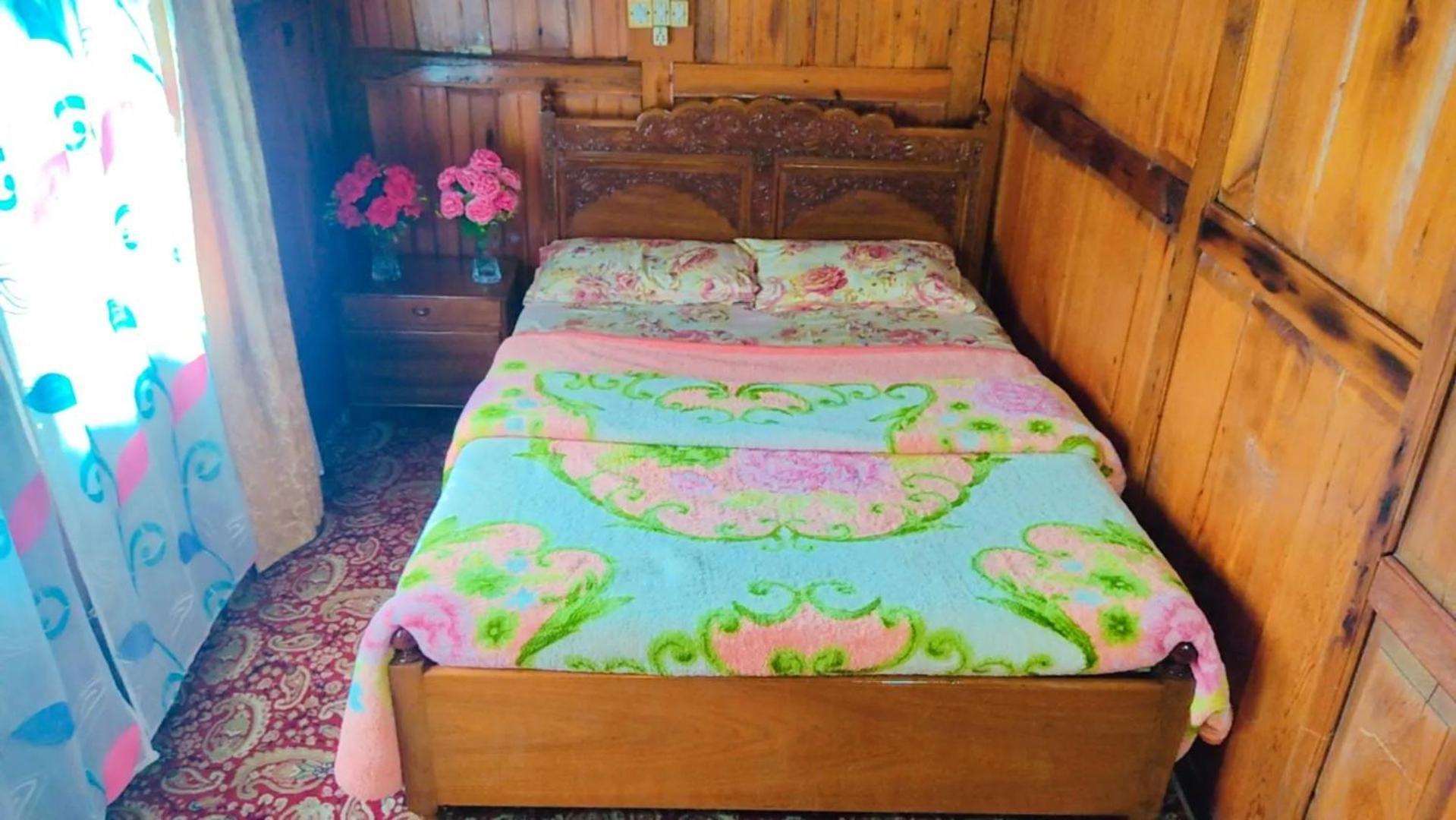 Houseboat Young Wild Rose Srīnagar エクステリア 写真